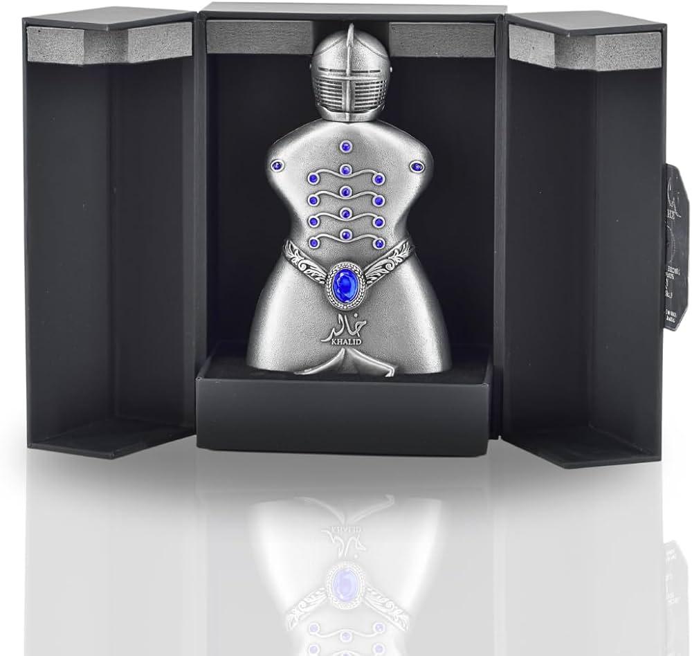 Eau de parfum Khalid de LATTAFA en botella plateada con detalles azules y estuche negro elegante