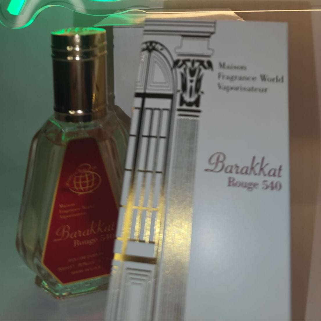 Botella de Eau de Parfum Barakkat Rouge 540 de Fragrance World junto a su caja blanca decorada