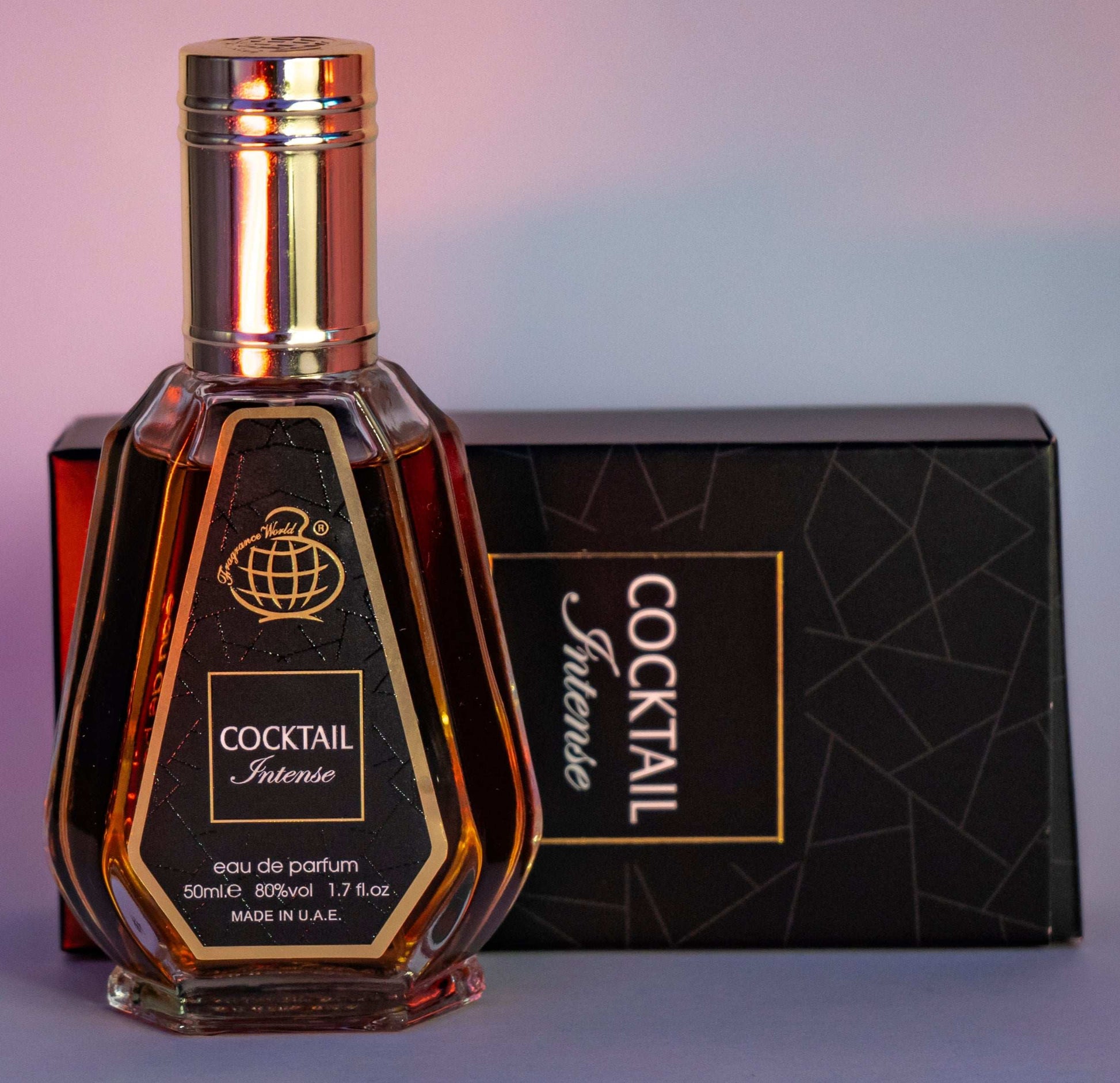 Eau de parfum Cocktail Intense de Fragrance World en botella de 50 ml con empaque negro elegante