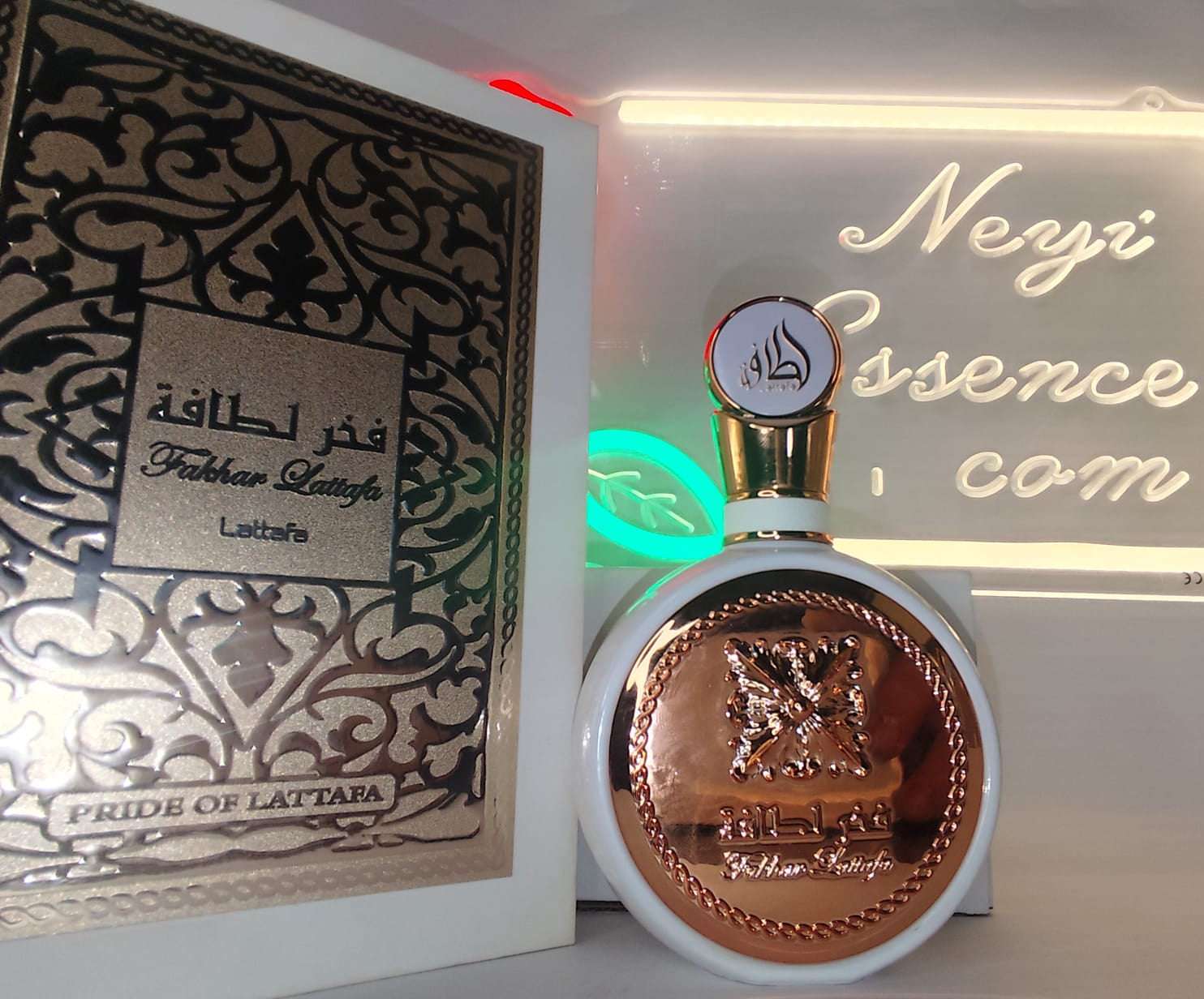 EAU DE PARFUM Fakhar Femme de LATTAFA botella blanca con detalle dorado y caja decorativa elegante