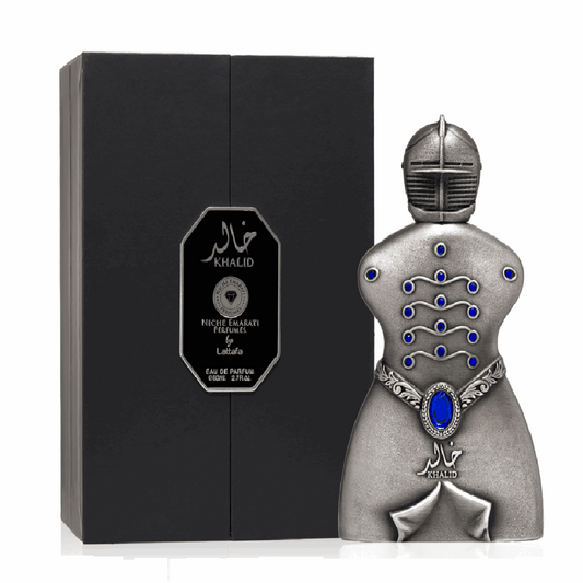 Eau de Parfum Khalid de Lattafa botella plateada con detalles azules y caja negra elegante