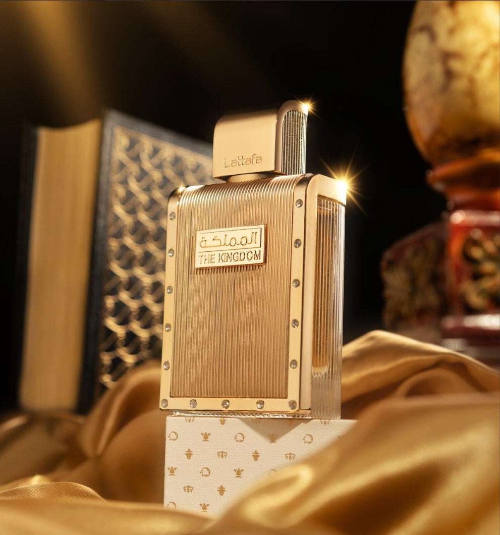 Frasco dorado de Eau de Parfum Kingdom de LATTAFA con diseño elegante y detalles brillantes