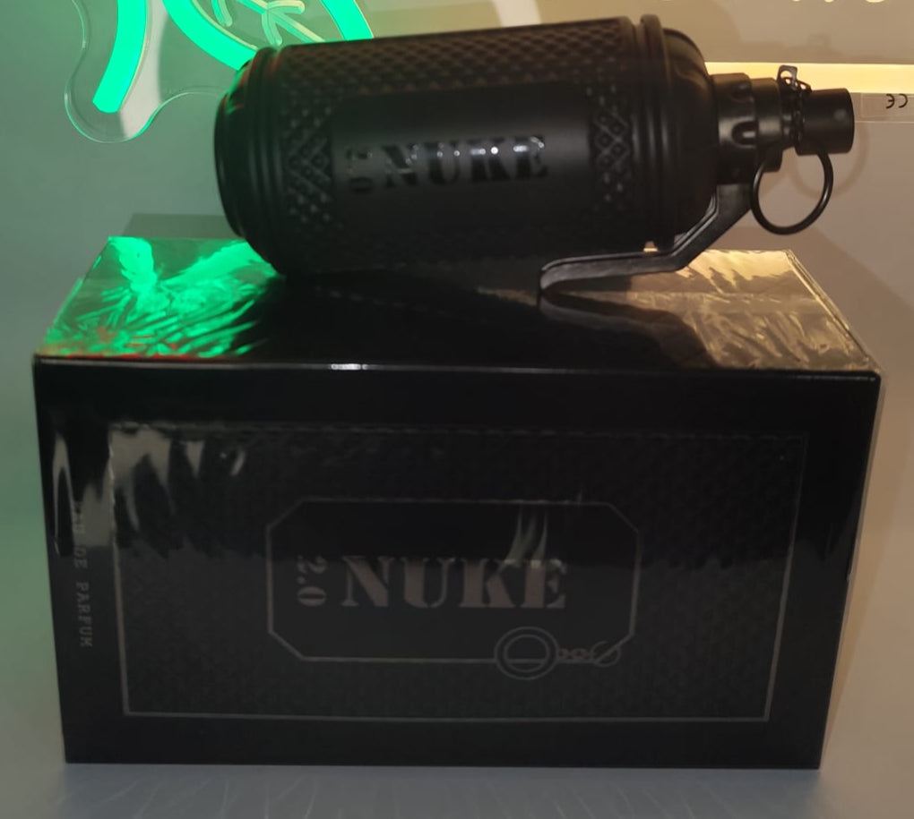 Frasco de Eau de Parfum Nuke de FRAGRANCE WORLD en diseño negro con caja brillante