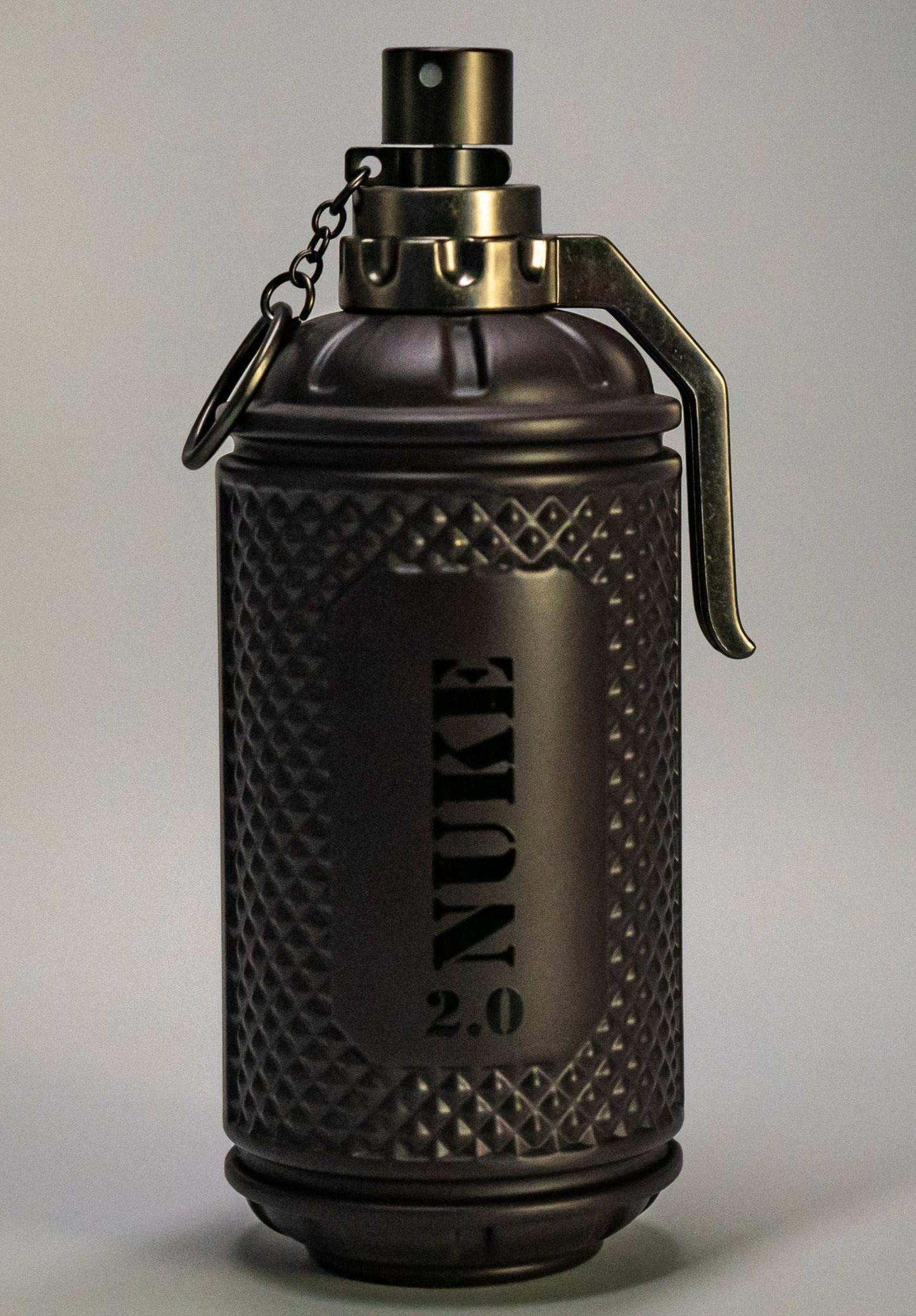 Perfume eau de parfum Nuke 2.0 de Fragrance World en botella negra estilo granada