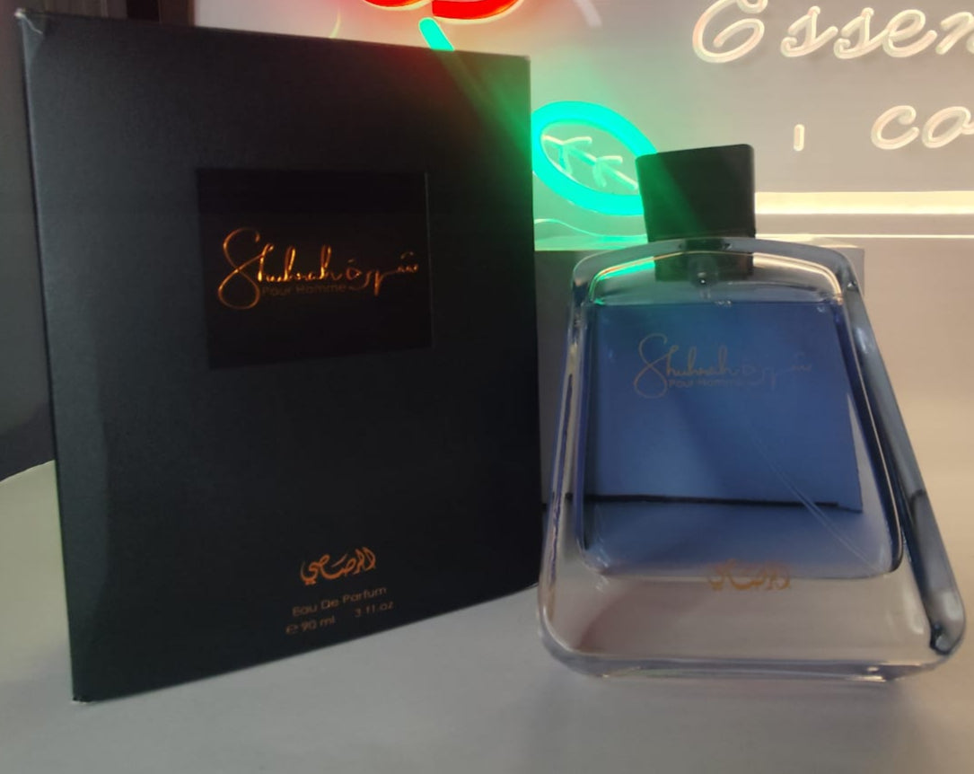 Eau de Parfum Shuhrah de Rasasi con botella transparente y caja negra elegante