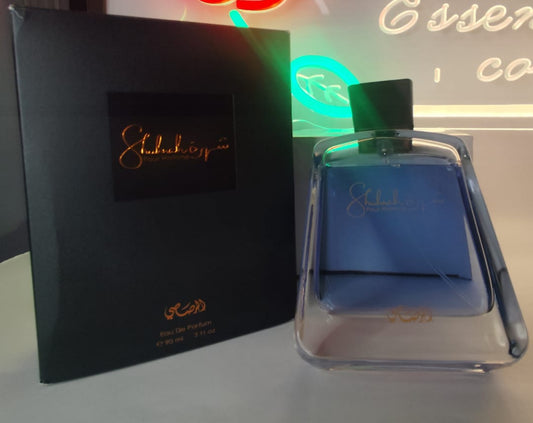 Eau de Parfum Shuhrah de Rasasi con botella transparente y caja negra elegante