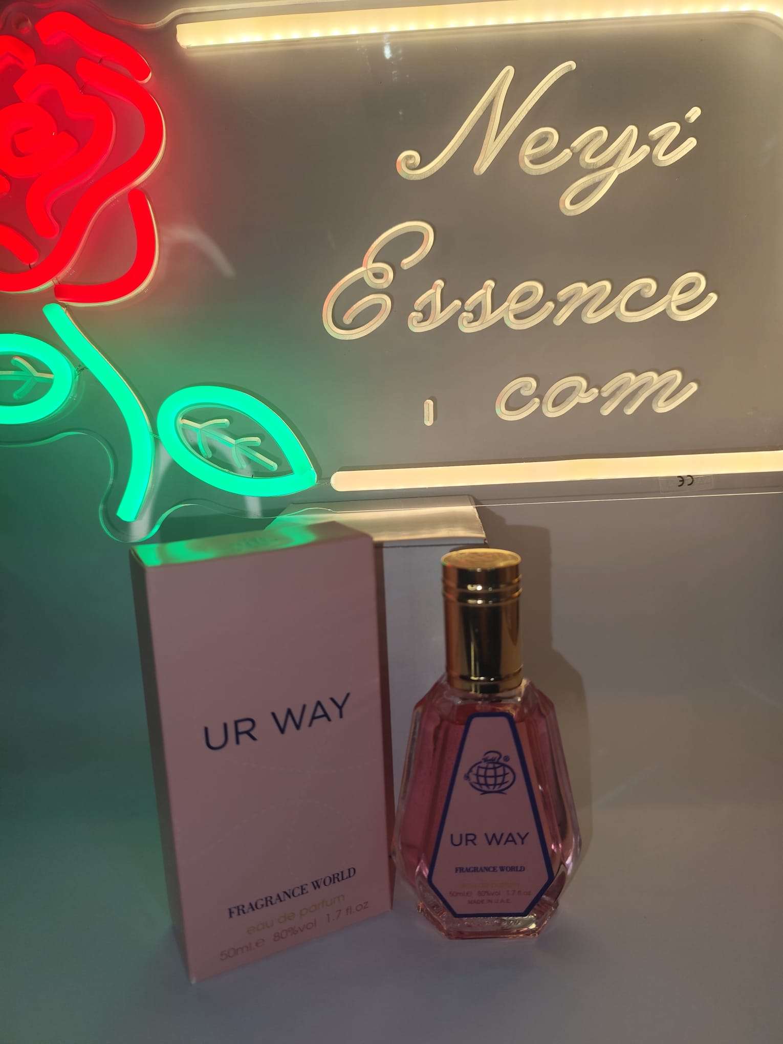 EAU DE PARFUM Ur Way de FRAGRANCE WORLD con botella transparente y caja rosa