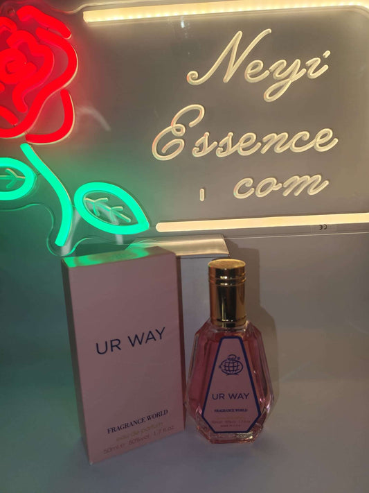 EAU DE PARFUM Ur Way de FRAGRANCE WORLD con botella transparente y caja rosa