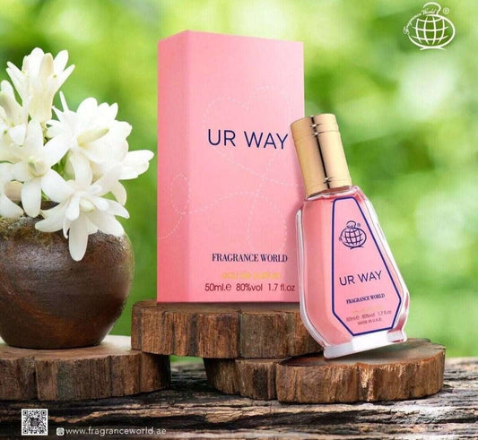 EAU DE PARFUM Ur Way de FRAGRANCE WORLD en botella rosa con caja a juego sobre madera natural